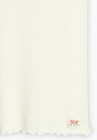 Hvid ribbet bomulds-t-shirt med en bølget kant og et lille Levi's logo mærke i nederste venstre hjørne.