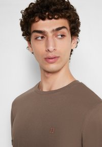 Les Deux T-shirt básica - mountain grey/orange