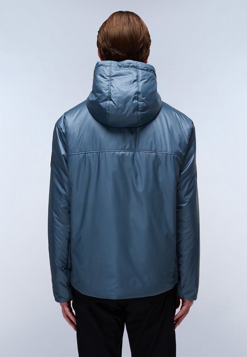 Chaqueta de plumas azul con capucha, textura suave y costuras elásticas. Presenta un yugo en la parte posterior y detalles de costura sutiles.