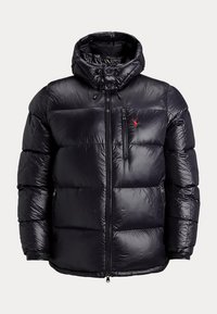 Schwarze glänzende Steppjacke mit Kapuze, Frontreißverschluss, Reißverschlusstaschen an Brust und Seiten sowie kleinem roten besticktem Logo auf der Brust.