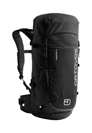 Schwarzer Nylon-Rucksack mit gepolsterten Mesh-Trägern, seitlichen Taschen, Oberverschluss und weißen Logodetails. Entwickelt für Outdoor-Aktivitäten.