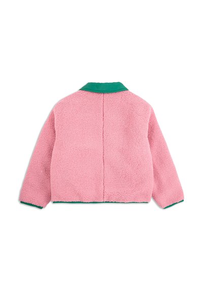 Rosa fleecejacka med grön krage och kant. Har en texturerad tyg, långa ärmar och en något avslappnad passform.