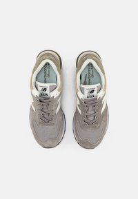 New Balance ML574 UNISEX - Sapatilhas - marblehead