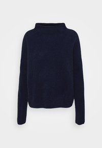 Pull duveteux bleu marine à manches longues, col montant et coupe légèrement ample sur un fond clair uni.