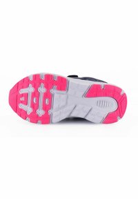 Sula med en grå bas och rosa detaljer, med en strukturerad mönstring för bättre grepp och stöd.