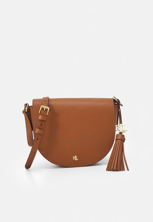 Sacoche en cuir marron avec bandoulière réglable, logo "RLL" doré et breloque pompon en cuir assortie sur fond blanc.