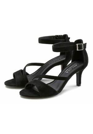 Schwarze Wildleder-Pumps mit offenen Zehen, mehreren überkreuzten Riemen und einem verstellbaren Knöchelriemen mit Schnalle.