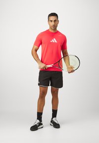 adidas Performance PADEL CAT GRAPHIC TEE - Sports T-shirts - semi lucid red