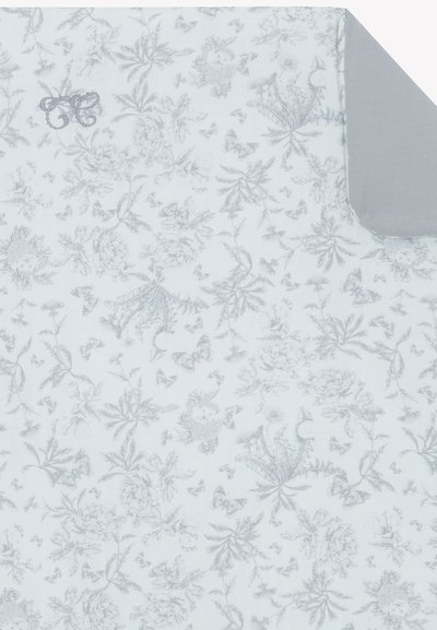 Υπόλευκο τραπεζομάντιλο με σχέδιο λουλουδιών και πεταλούδων, με λεία υφή και μια γκρι γωνία σε μονόχρωμο σχεδιασμό.