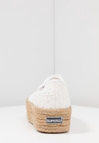 Hvide espadrille sneakers med blomstermotiv, jutesål og mærketags. Blød tekstiloverdel, rund form og flad platform.