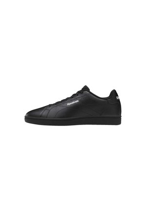 Czarny niski sneaker Reebok z sznurowanym wzorem, gładką skórzaną cholewą i białym logo Reebok po boku i na pięcie.