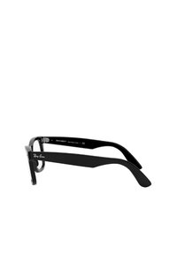 Occhiali da sole Wayfarer neri con una montatura spessa, dotati di lenti trasparenti e accenti metallici sulle cerniere. Logo Ray-Ban sulla tempia.