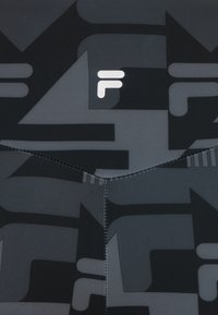 Mute nero con motivi geometrici grigi e un logo bianco. Materiale liscio e elastico con cuciture a contrasto e design elegante.