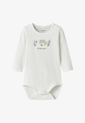 Weißer Baby-Body mit langen Ärmeln, Druckknöpfen, floraler Stickerei, 3D-Blumenakzenten und dem Schriftzug "let love grow" auf der Brust.