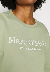 Marc O'Polo ROUND NECK - T-shirt estampada - breezy mint