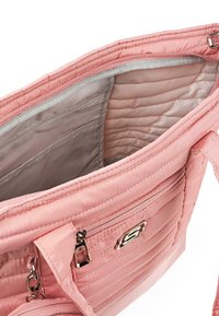 Bolso tote acolchado rosa con un cierre plateado brillante y cremallera, un pequeño bolsillo exterior y un forro interior suave. El interior incluye múltiples compartimentos.