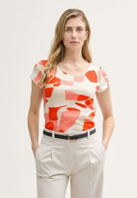 TOM TAILOR T-shirts print - red dots and shapes design