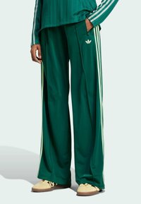 adidas Originals FIREBIRD - Träningsbyxor - collegiate green   semi green spark