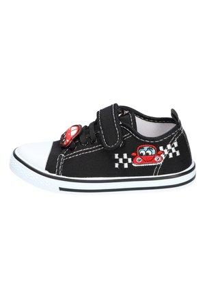 Czarny dziecięcy sneaker z białym czubkiem, paskiem na rzep, czerwoną naszywką samochodu i haftem w szachownicę po boku.