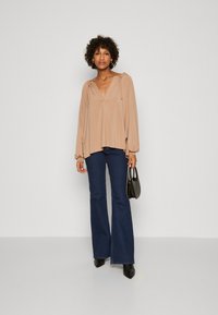 DAY Birger et Mikkelsen ELLIS DAY WISH - T-shirt à manches longues - camel