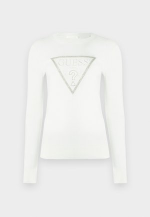 Pulover alb cu mâneci lungi și guler rotund, având un design triunghiular texturat și logo metalic "GUESS" în centru.