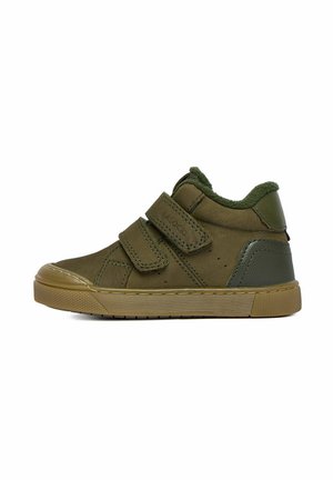 Børns olivengrønne højtstående sneaker med to velcrolukninger og en tekstureret gummisål, vist fra ydersiden.
