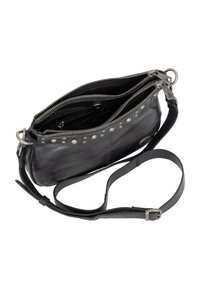 Schwarze Leder-Umhängetasche mit silbernen Reißverschlussverschlüssen, Nietenakzenten und einem verstellbaren Trageriemen. Verfügt über mehrere Fächer zur Organisation.