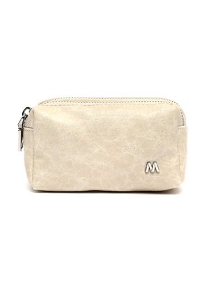Petite pochette en cuir beige avec fermeture éclair argentée et logo métallique "M" à l'avant côté droit.