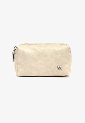 Pequeño bolso de cuero beige con cremallera plateada y logo metálico "M" en el lado delantero derecho.