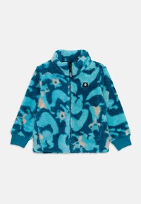Chaqueta azul difusa con un patrón abstracto en azul claro y beige. Presenta un cierre frontal, cuello en postura y puños acanalados. Parche con logo en el pecho.