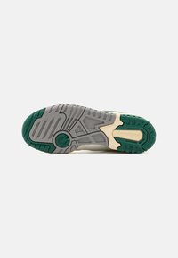 New Balance 550 - Sportcipő - off-white/beige/green