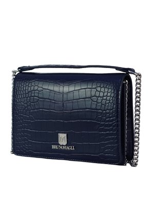 Marineblaue Handtasche aus krokodillederähnlichem Material mit silberner Kettenriemen und Bruno Magli Logo auf der vorderen Klappe.