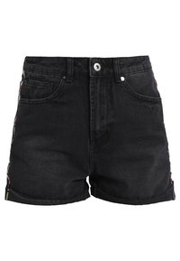 Mustat farkkushortsit, joissa on korkea vyötärö, käännetyt hihnat ja sivuakkenteja värikkäällä kuviolla. Suunniteltu etutaskuilla ja nappisuljennalla.