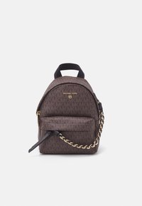 Piccolo zaino marrone con motivo a monogramma, accessori in oro, tasca frontale con cerniera e tracolla decorata da catena. Il materiale sembra essere testurizzato.