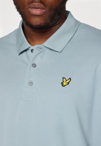 Lyle & Scott PLAIN - Poloskjorter - slate blue