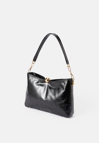 Schwarze Lederhandtasche mit glänzender Textur, ausgestattet mit einem goldenen Hardware-Verschluss und einem einzelnen Schulterträger. Rechteckige Form mit sanften Falten.