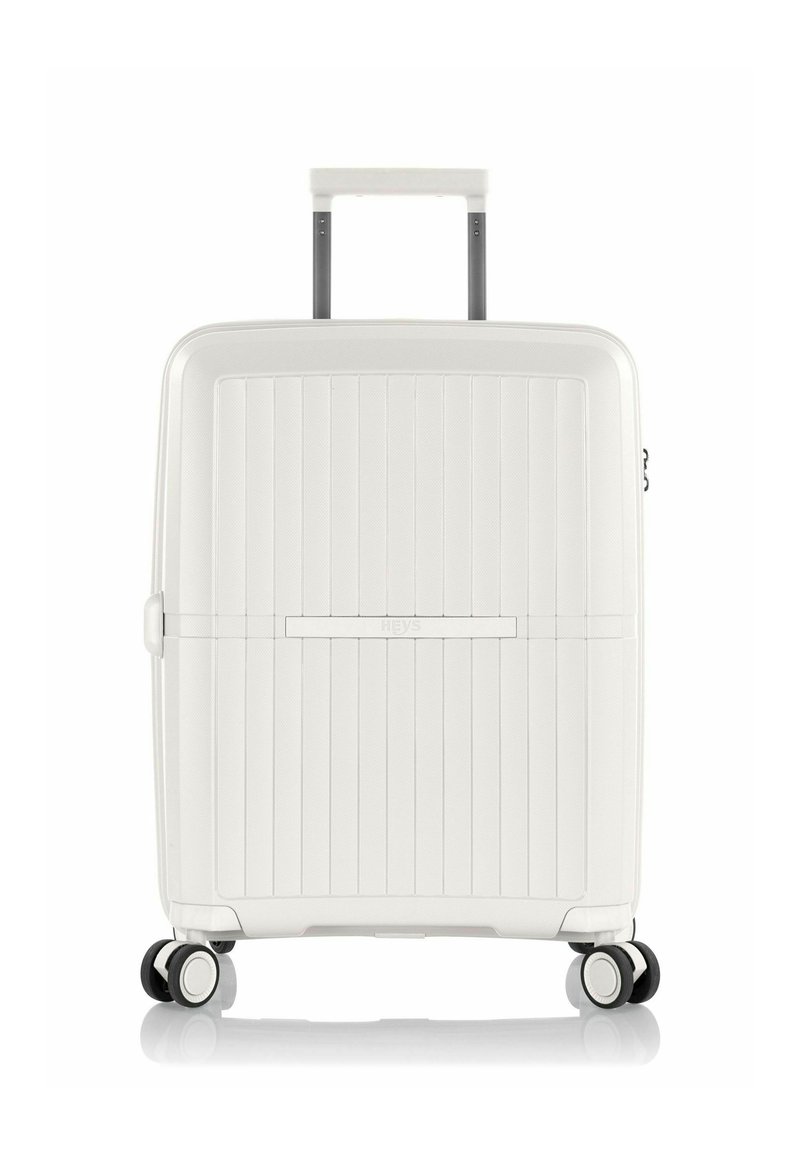 Weißer Hartschalenkoffer mit vertikalen Rillen, ausziehbarem Griff und vier multidirektionalen Rädern. Besitzt ein subtil eingraviertes Logo und eine strukturierte Oberfläche.