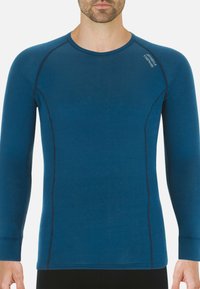 T-shirt thermique à manches longues de couleur bleu foncé, avec un col rond, des coutures contrastantes et une coupe ajustée, fabriqué à partir d'un matériau doux et respirant.