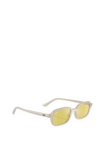 Gafas de sol con montura transparente, lentes amarillos y forma rectangular. Detalle de logotipo notable en la varilla. Textura de acabado mate.