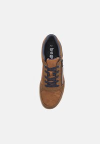 Sneaker maro din piele, cu un superior texturat, șireturi bleumarin și un fermoar pe lateral. Mărimea 42 afișată pe căptușeala interioară.
