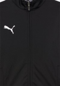 Μαύρο αθλητικό τζάκετ με λεία υφή, ψηλό κολάρο, κεντρικό φερμουάρ και λευκό λογότυπο Puma στο αριστερό στήθος.