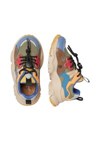 Vícebarevné tenisky s kombinací zelených, hnědých a modrých textilií, gumovou podrážkou, elastickými tkaničkami a polstrovaným límcem pro pohodlí.