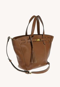 Sac tote en cuir marron avec une finition texturée, quincaillerie dorée, doubles poignées supérieures, sangle amovible et détail de pompon.