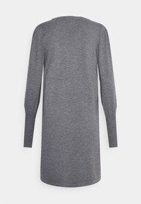 Robe en maille grise à manches longues avec un col rond et des poignets côtelés, présentant une silhouette droite et une texture lisse.