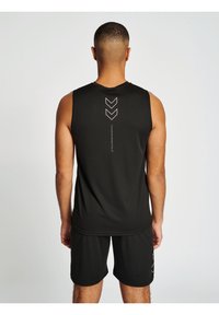 Zwart mouwloos sportshirt en bijpassende shorts, voorzien van een gestructureerde stof en een wit logo/chevronpatroon op de rug.