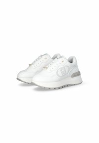 Zapatillas blancas de cuero con un diseño perforado, suela de plataforma y detalles dorados en los cordones. Cuenta con una suela exterior de goma gris contrastante.