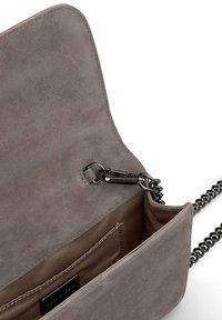 Borsa a tracolla in suede grigio con una texture liscia, dotata di tracolla a catena, chiusura a clip in metallo e tasca interna beige.