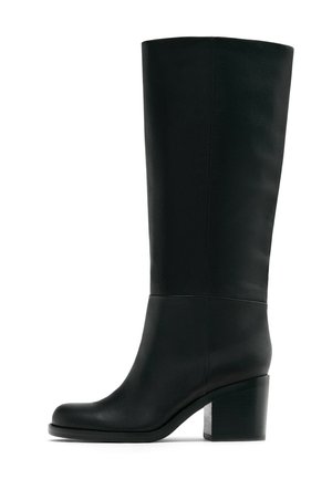 Schwarze Lederstiefel bis zum Knie mit abgerundetem Zehenbereich und einem dickeren Blockabsatz. Glatte Textur mit minimalen Nahtdetails.