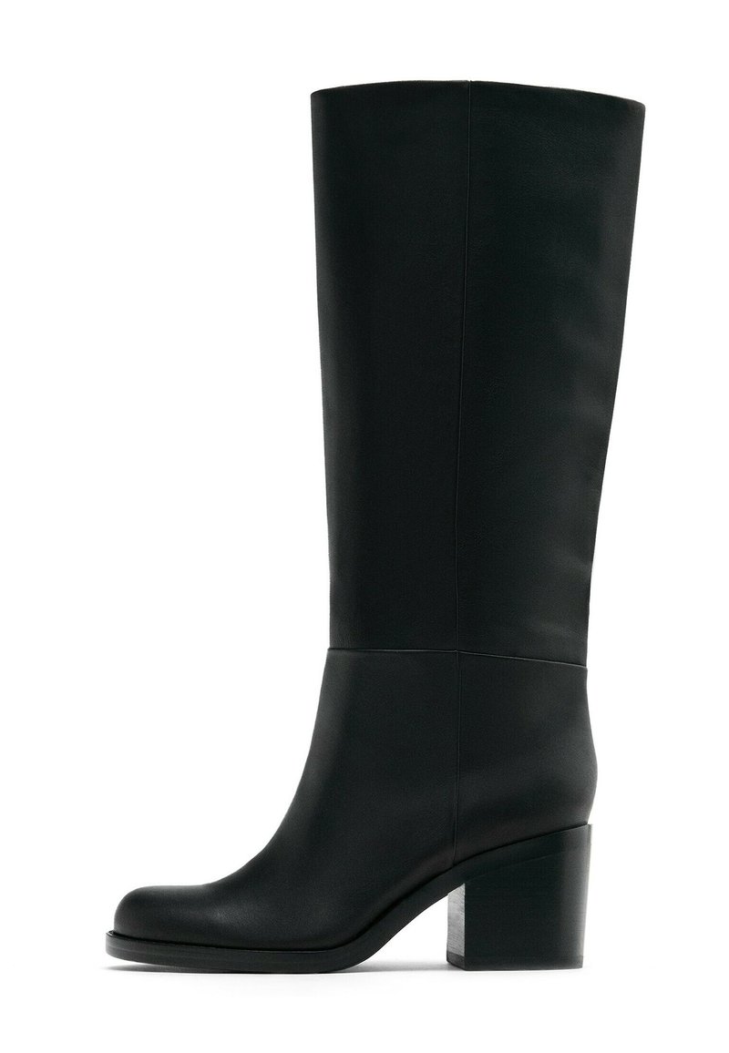 Zwarte leren kniehoge laars met een ronde neus en een dikke blokhak. Glad textuur met minimale naaddetails.