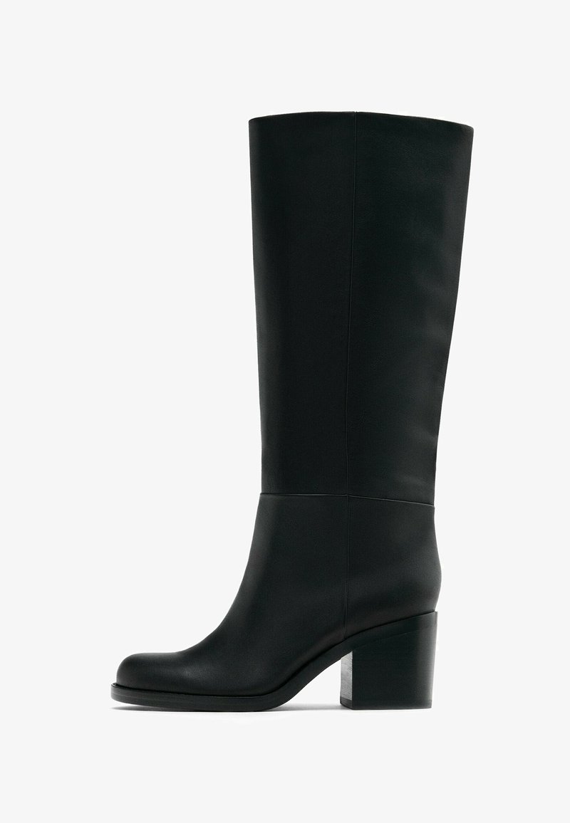 Schwarze Lederstiefel bis zum Knie mit abgerundetem Zehenbereich und einem dickeren Blockabsatz. Glatte Textur mit minimalen Nahtdetails.